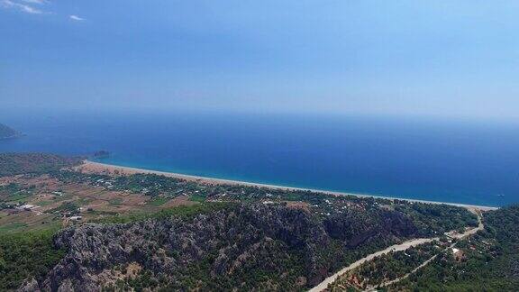 Cirali村和海这是由土耳其安塔利亚的无人机摄像头拍摄的