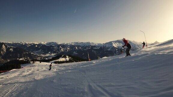 女孩和家人在阿尔卑斯山滑雪