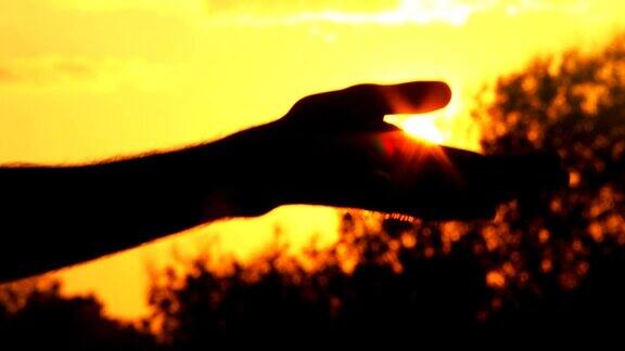 人用手触摸太阳