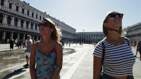 威尼斯的女游客:意大利的暑假