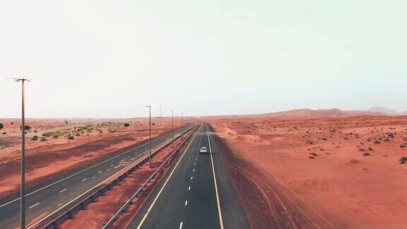 航拍沙迦沙漠之间的道路