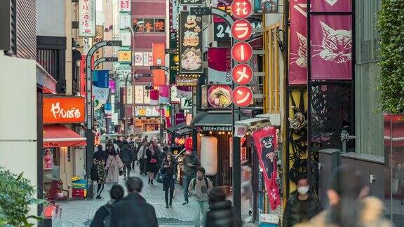 在东京新宿的娱乐夜生活区歌舞伎町拥挤的人群穿过马路车流拥挤日本旅游或亚洲旅游景点