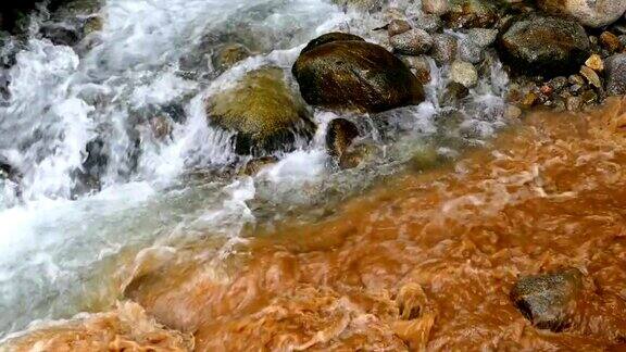 肮脏的污水流入干净的小溪