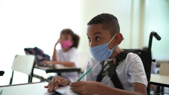 残疾学童戴口罩在学校学习