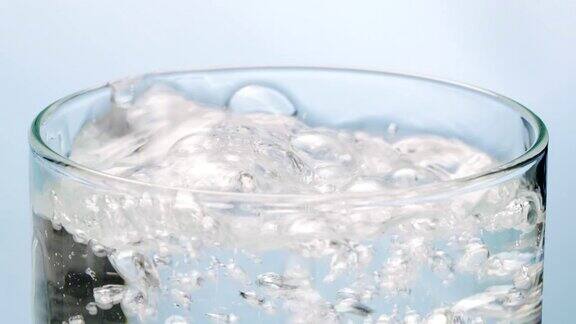 冰块掉到水杯里