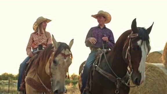 兄弟姐妹在美国犹他州日落骑马的实时视频
