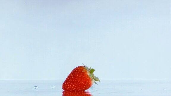 草莓掉进水里的慢镜头