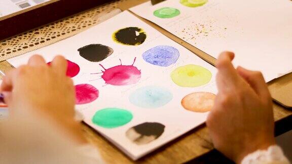 水彩艺术表现手法一名女子在练习用画笔作画