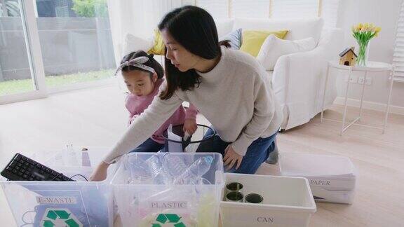母亲在教孩子学习垃圾分类保护环境
