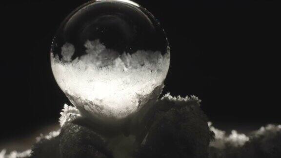 冰在里面形成了小气泡