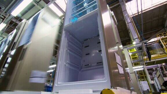 没有门的现代冰箱生产线在传送带上的时间推移