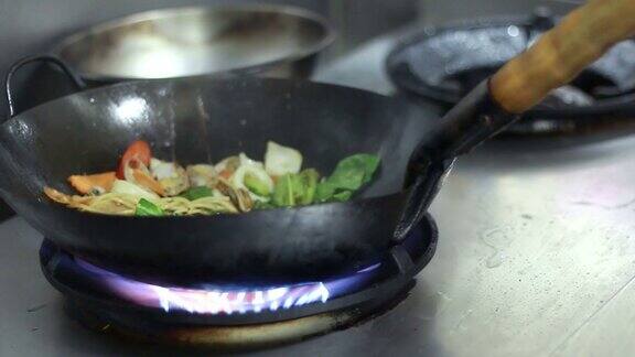 炒菜在餐厅厨房的火焰风格