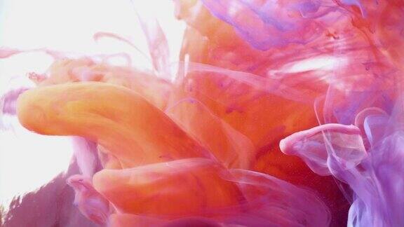 水墨色彩在水中流动紫色黄色和橙色油墨颜色