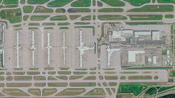 亚特兰大机场鸟瞰图与飞机候机楼和跑道