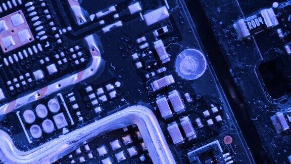 近距离金属表面数字微电路技术背景蓝色霓虹灯跟踪拍摄
