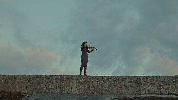 一名女性在高处拉小提琴