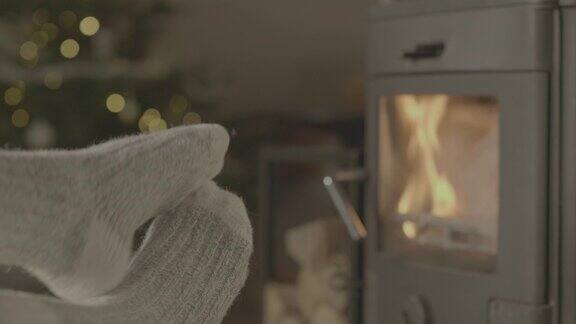 脚在壁炉前在圣诞节的扁平颜色的PROFILE