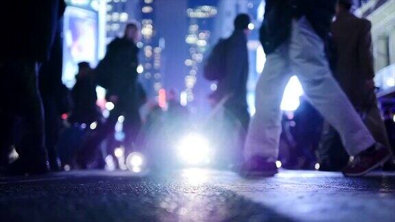 晚上行走在纽约街道上的行人