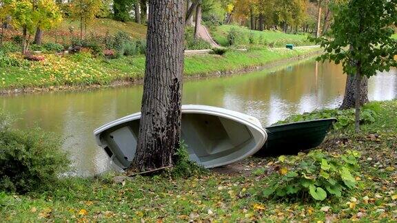 秋天公园池塘附近的小船