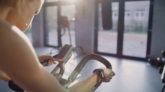 手持视图的女人在健身房艰苦的锻炼与红色氦相机在8K拍摄