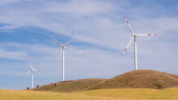 山上的风力发电机在风中转动