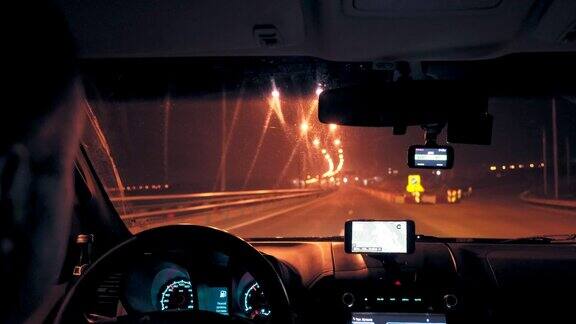 司机在夜间高速公路上开车