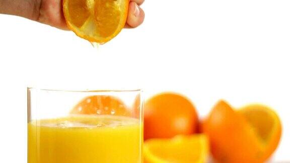 将橙汁挤进玻璃杯每秒60秒
