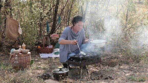一位妇女把烧烤用的带壳贻贝从碗中取出