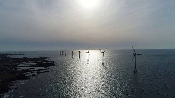 韩国济州岛亚洲海上风电场景观配有航空涡轮机的海景