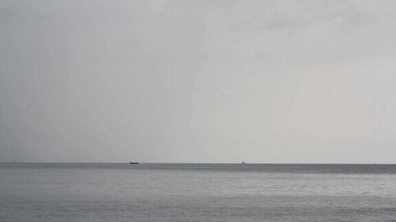 安达曼海地平线上的小船