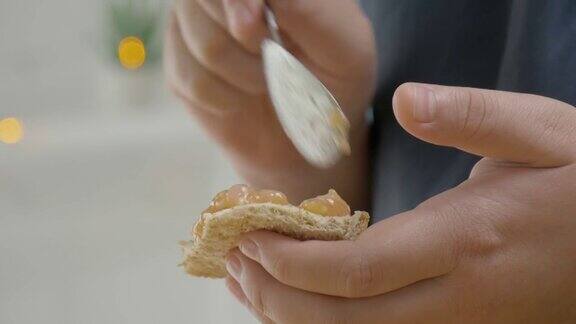 男孩的双手在面包上撒猪肉末在家里做泰国小吃生活理念