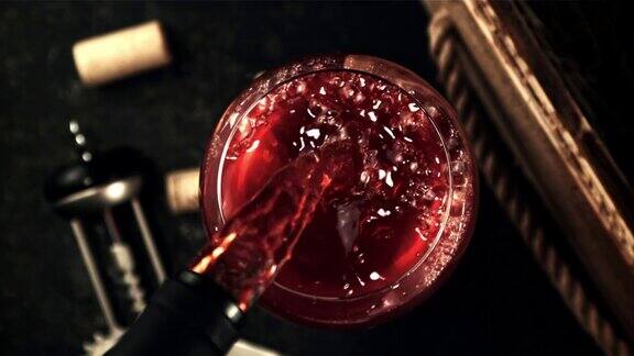 超级慢动作在杯子里倒红酒用高速摄像机以每秒1000帧的速度拍摄
