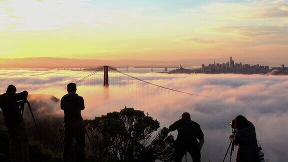摄影师们在旧金山金门大桥上捕捉壮观的日出