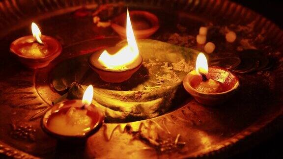 精神油灯在印度称为aarti是在家里举行神圣仪式的场合使用的