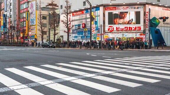 4K延时:放大熙熙攘攘的行人和在东京秋叶原社区街道电子城镇地区购买电子游戏、动漫和漫画的游客