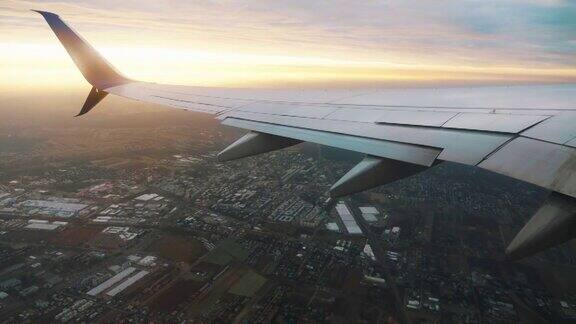从飞机窗口观看美丽的日出或日落4k慢镜头60fps