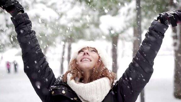 一个在雪下享受的女人