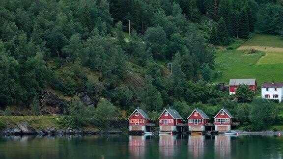 假话挪威夏夜著名的红木码头挪威西部峡湾深处的旅游小镇弗拉姆著名的挪威地标和受欢迎的目的地