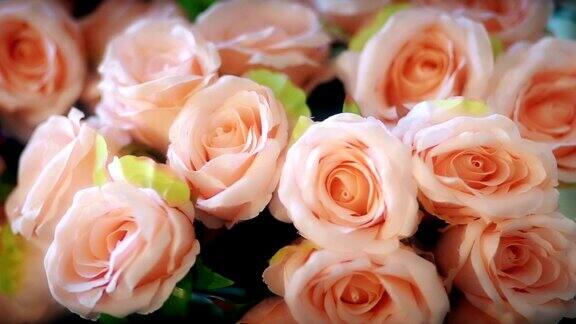 桌上有一束浪漫的粉红色玫瑰