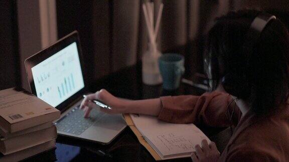 女生在家使用笔记本电脑自学
