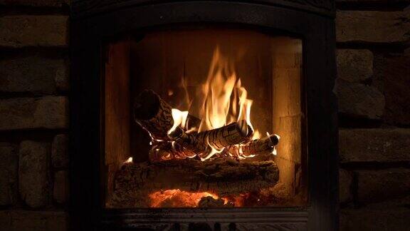 燃烧的壁炉里面有木头和火焰温暖的光线浪漫的室内氛围