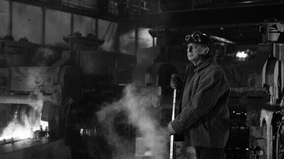 重工业工人正在铸造厂工作广角镜头黑色和白色粗糙的工业环境