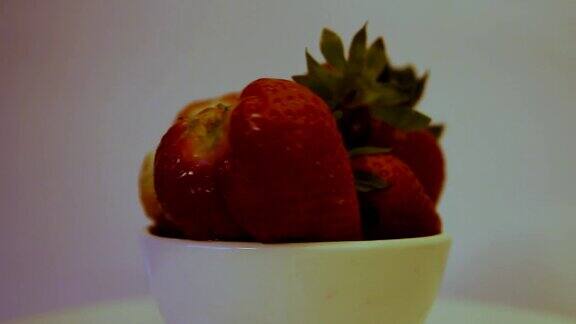 移动的草莓水果