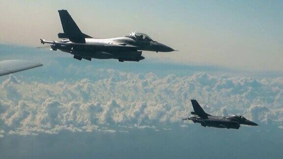 两架f-16战斗机在空中