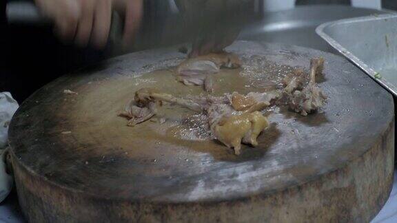 厨师在街头小吃中快速切北京烤鸭