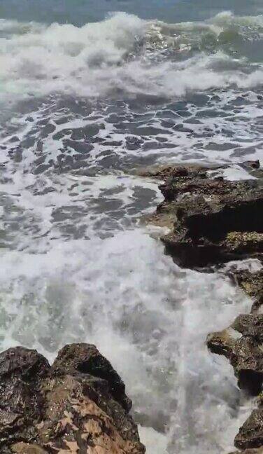 地中海岩石中的海浪