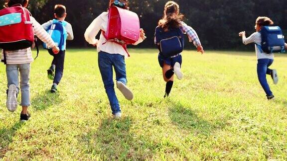 一群小学生在草地上跑步
