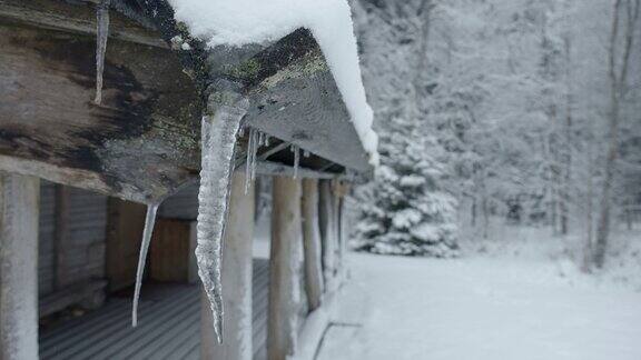 近距离观察屋顶上锋利的冰
