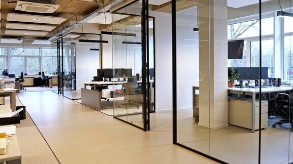 一个空旷的现代阁楼办公室的内部开放空间