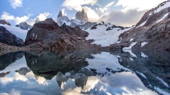 湖面上倒映的云朵TimeLapse(阿根廷巴塔哥尼亚)